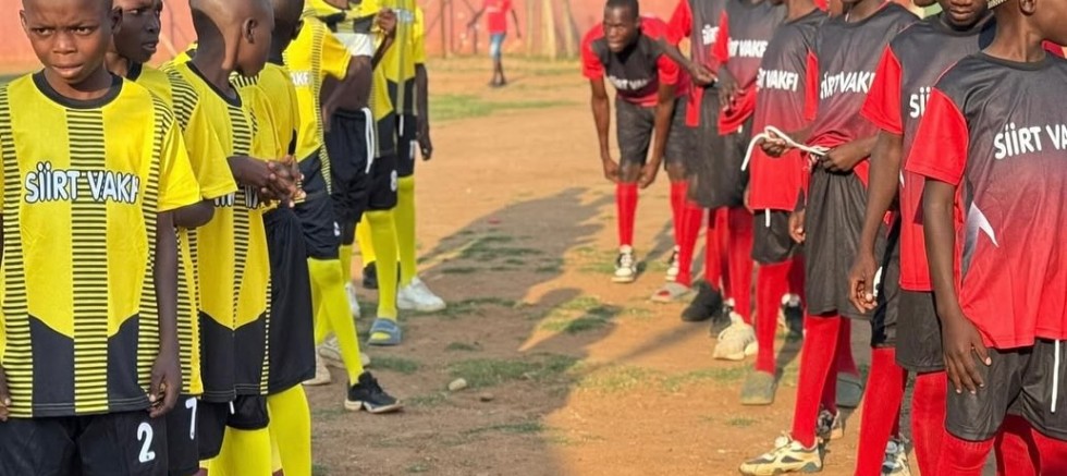 Siirt Vakfı İsmail Fakirullah Yetimhanesindeki Öğrencilere Forma Desteğiyle Futbol Takımı Kuruldu