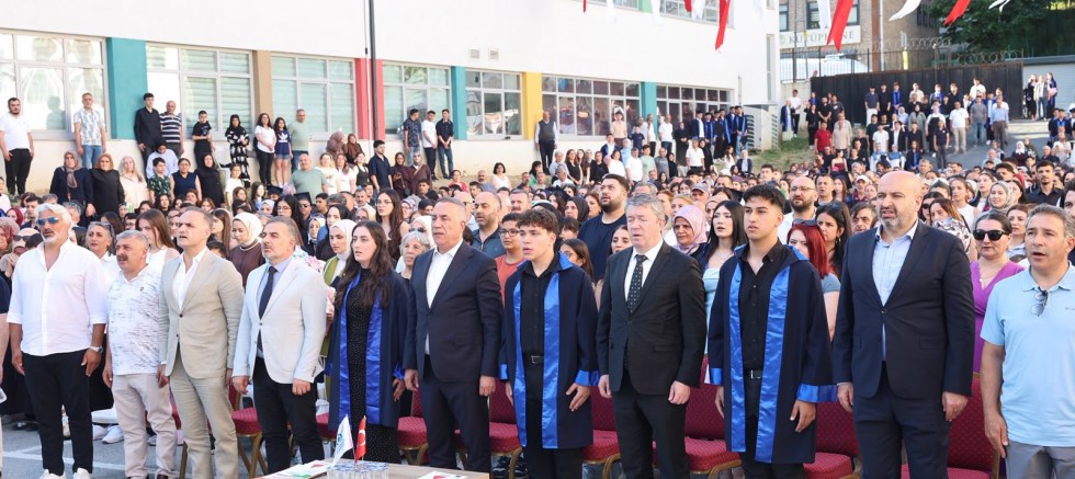 Sultangazi Belediye Başkanı Abdurrahman Dursun, Nuri Pakdil Anadolu Lisesi Mezuniyet Törenine Katıldı
