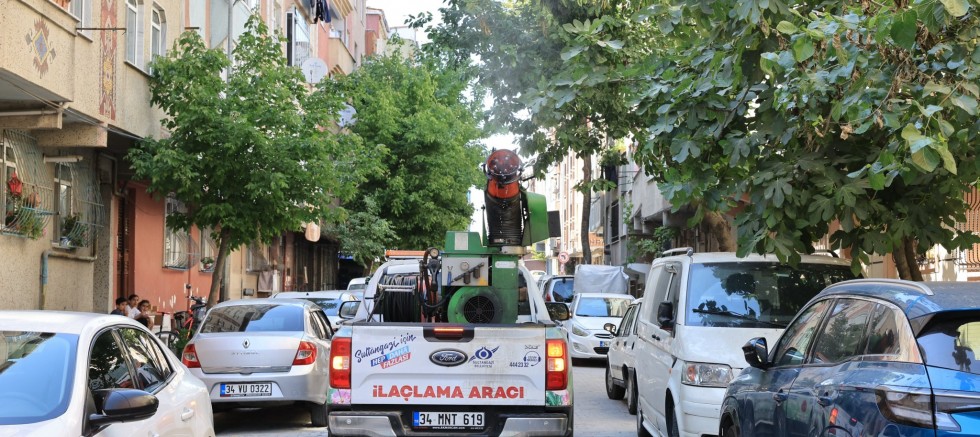 Sultangazi Belediyesi'nden Sinek ve Haşerelere Karşı Kesintisiz İlaçlama Çalışması