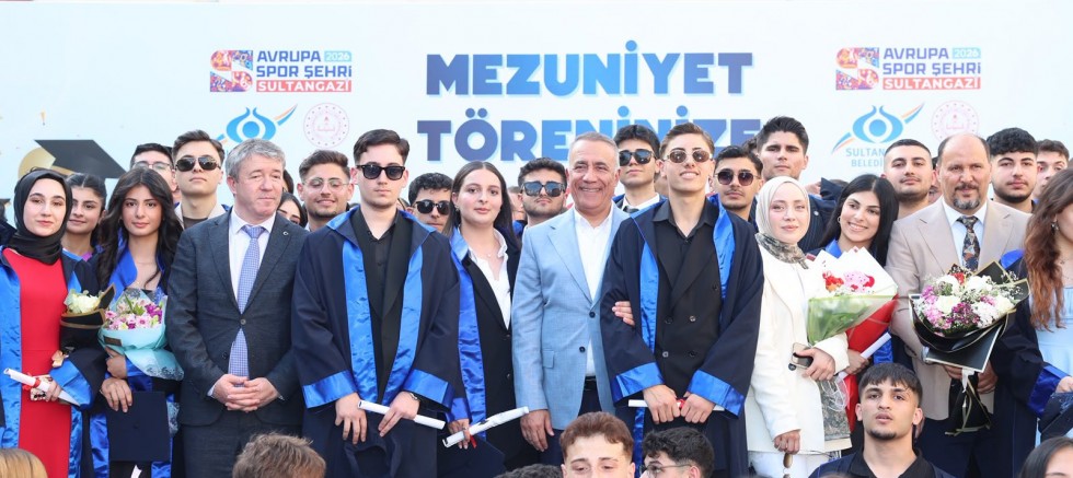 Sultangazi’de Bahattin Yıldız Anadolu Lisesi Mezuniyet Coşkusu Yaşadı