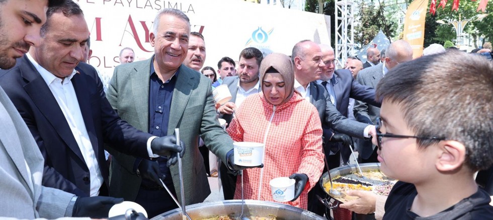 Sultangazi’de geleneksel aşure dağıtımıyla binlerce kişiye ikram edildi