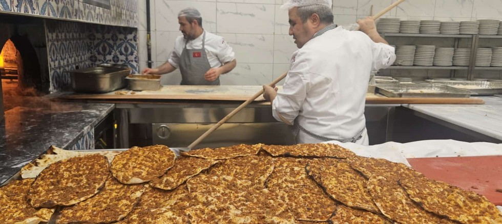 Sultangazi’de Organizasyonlara Lezzet Desteği: Sultan Kasrı Gurme’den Toptan Pide ve Lahmacun Atağı