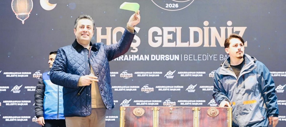 Sultangazi’de Ramazan Çadırında Çocuklara Hediye Sevinci