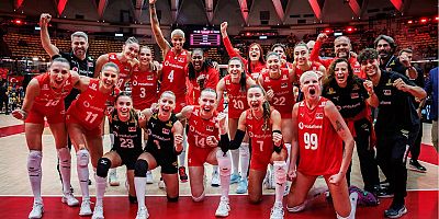 Adil Güngör, A Milli Kadın Voleybol Takımı'nı Kutladı