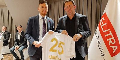 Ahmet Dal’dan Hanifi Koç’a İsimli Forma Hediyesi