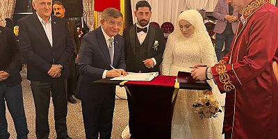  Ahmet Davutoğlu, Sultangazi’de  nikah şahitliği yaptı