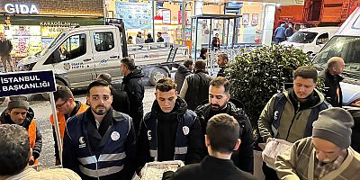 AK Parti Sultangazi Gençlik Kolları’ndan Teravih Sonrası İmsakiye ve Lokum İkramı