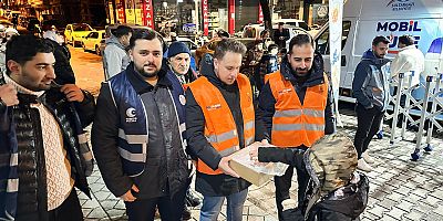 AK Parti Sultangazi Gençlik Kolları’ndan Teravih Sonrası Lokum İkramı