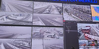 ANA ARTERLERDE KAR KÜREME VE TUZLAMA ÇALIŞMALARI SÜRÜYOR İBB EKİPLERİ İLÇE BELEDİYELERİYLE EŞGÜDÜM HALİNDE ÇALIŞIYOR