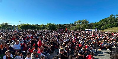 Arnavutköy Tek Yürek Oldu, Milli Takıma Destek Meydanlardan Yükseldi