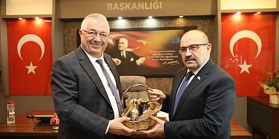 Balıkesir Valisi İsmail Ustaoğlu, Edremit Belediye Başkanı Mehmet Ertaş’ı ziyaret etti.