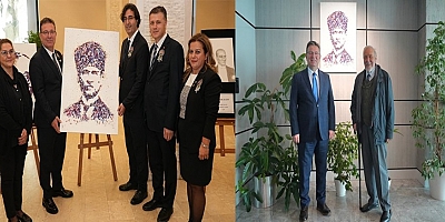 Başkan Aksu, hediye edilen kalpaklı Atatürk tablosunu makam odasına astı