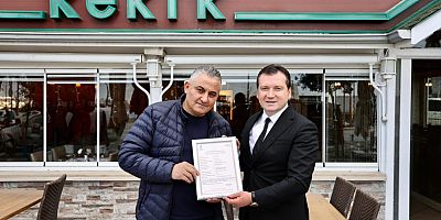 Başkan Balcıoğlu, Esnafa Ruhsatlarını Teslim Etti