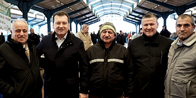 Başkan Balcıoğlu, Gümüşyaka Çarşamba Pazarında Esnafla Buluştu