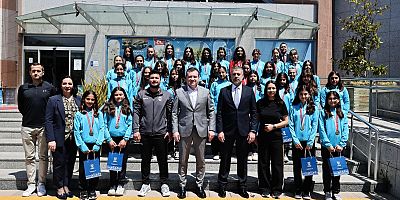 Başkan Balcıoğlu, İBB Abdülezel Paşa Ortaokulu Hokey Takımı’nı ağırladı