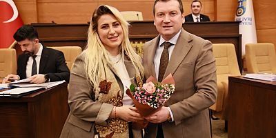Başkan Balcıoğlu, kadın meclis üyelerinin gününü kutlayarak çiçek takdim etti