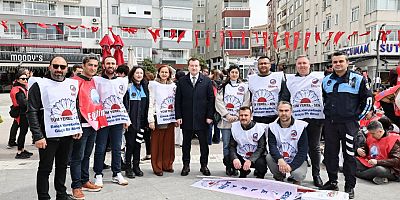 Başkan Balcıoğlu, okul saldırıları nedeniyle düzenlenen oturma eylemine katıldı