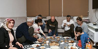 BAŞKAN BOZKURT, İLK İFTARINI DEPREMZEDE AİLE İLE YAPTI