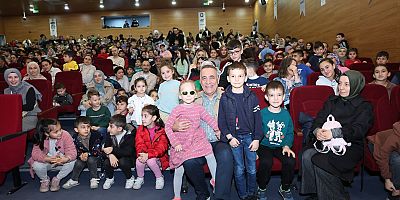 Başkan Dursun, Birlikte Tiyatro İzlediği Çocukların Mutluluklarına Ortak Oldu  