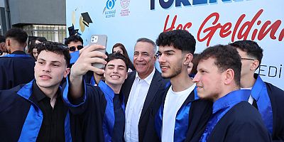 Başkan Dursun Mezuniyet Töreninde Öğrencilerin Heyecanını Paylaştı