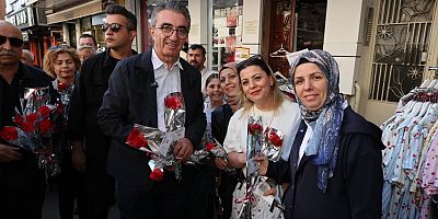 Başkan Hasan Mutlu, annelere karanfil dağıttı