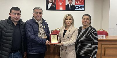 Başkan Neşet Armutlu'dan  Cansel Karataş'a Örnek Davranışlarından Dolayı Plaket