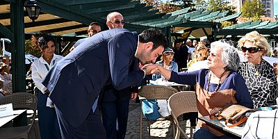 Başkan  Rıza Akpolat yaş almış vatandaşlar için sürpriz yaparak bağlama çaldı ve türkü söyledi.