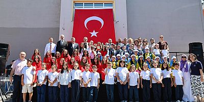 Başkan Vekili İbrahim Akın, öğrencilerin karne sevincine ortak oldu