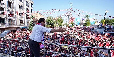 BAYRAMPAŞA’DA COŞKULU KALABALIĞA KONUŞTU