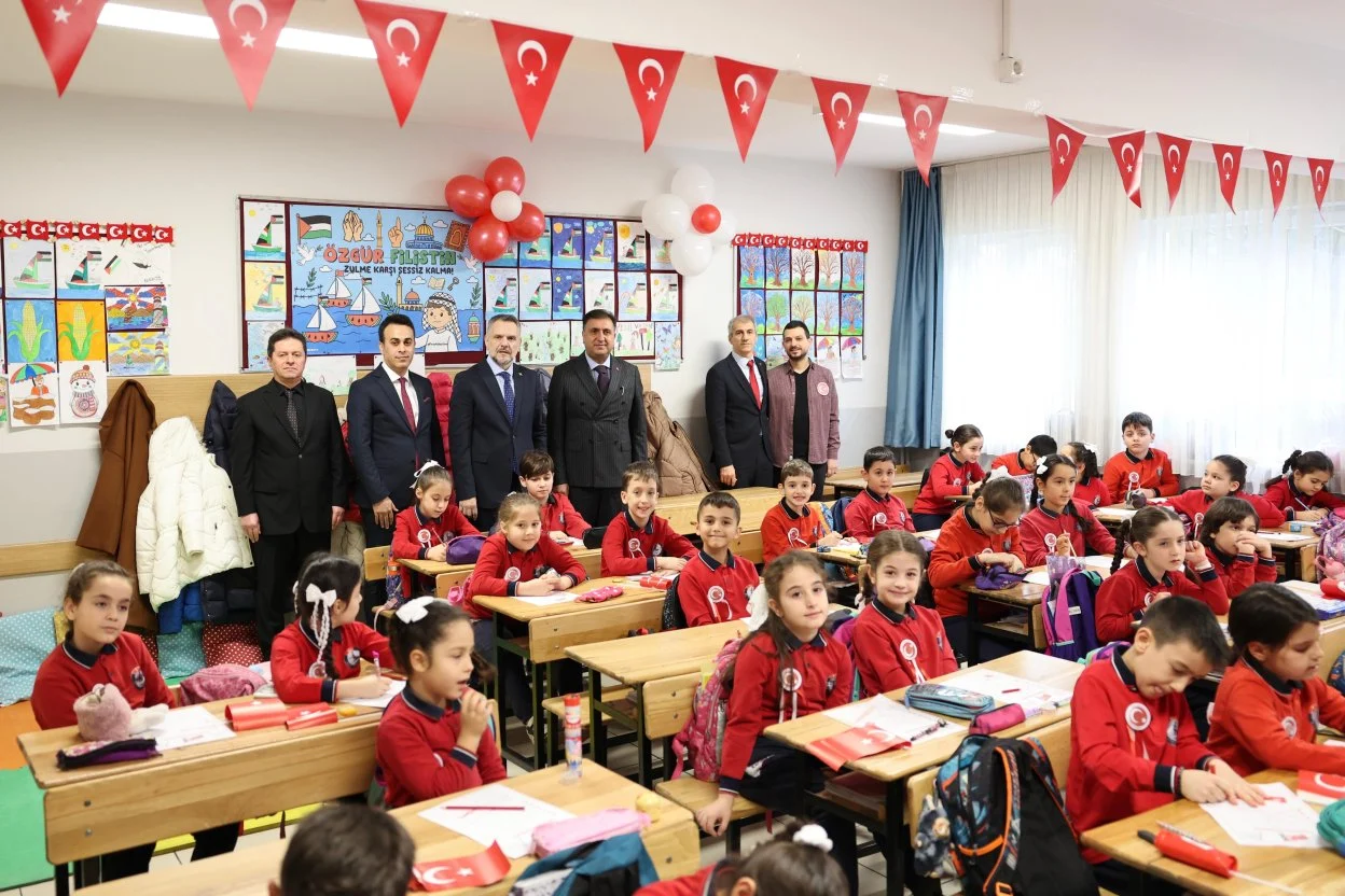 Bayrampaşa’da ikinci dönem bayrak sevgisiyle başladı