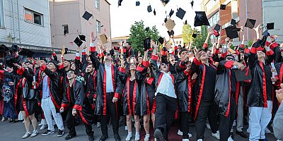 Bayrampaşa’da liselerde mezuniyet coşkusu