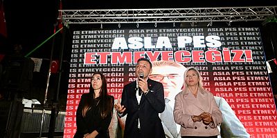 Bayrampaşalılar, tutuklanan Belediye Başkanı Hasan Mutlu'ya destek için belediye önünde toplandı