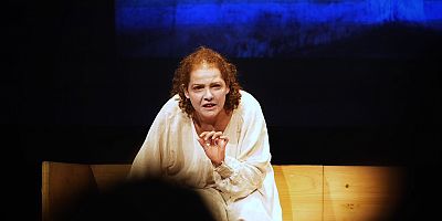 BEŞİKTAŞ’TA “TEN RENGİ” TİYATRO OYUNU SAHNELENDİ