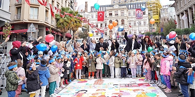 BEYOĞLU’NDAN DÜNYA ÇOCUKLARINA MESAJ VAR ÇOCUK HAKLARININ YAZILI OLDUĞU BALONLAR GÖKYÜZÜNE BIRAKILDI