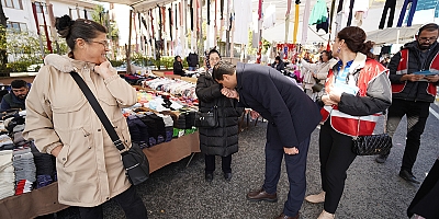 Bülent Akköse, Tuzla’nın pazarlarını tek tek dolaşarak vatandaşlarla buluşuyor.