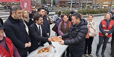 CHP Beşiktaş Örgütü Barbaros Meydanı’nda Pide Dağıttı