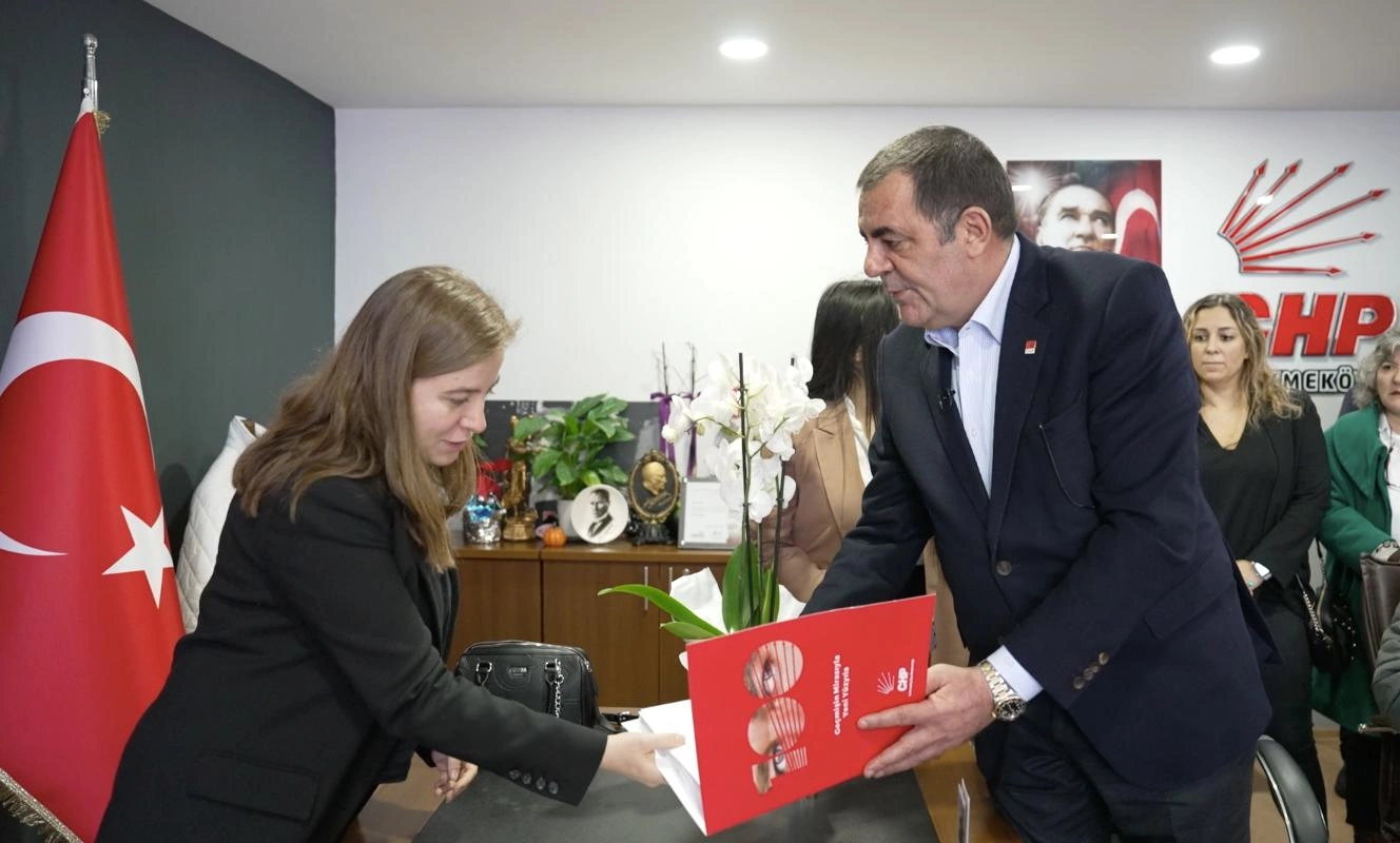 CHP Çekmeköy Aday Adayı Çetin Çapan 2 bin 250 partilinin ön seçim talebini ilçe başkanlığına teslim etti