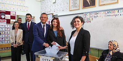 CHP GENEL BAŞKANI ÖZEL OYUNU KULLANDI, İTİDAL ÇAĞRISI YAPTI: SEVİNÇ GÖSTERİLERİNDE BAŞKALARINI RENCİDE ETMEK BERABERLİĞİMİZE ZARAR VERİR