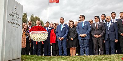 CHP Genel Başkanı Özgür Özel,  Bülent Ecevit'i 17. ölüm yıl dönümünde mezarı başında andı. 