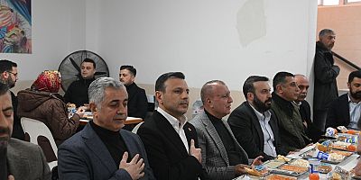 CHP İstanbul İl Başkanı Özgür Çelik, Erikli Baba Cemevi’nde Hızır Orucu Açtı