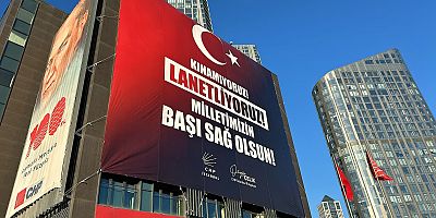 CHP İstanbul  İl Başkanlığı Terörü Lanetliyoruz Pankartı Astı