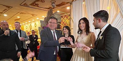 CHP'li Başkan Adayı Mustafa Oktay Aksu , genç çifti mutlu gününde yalnız bırakmadı