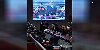 CHP'li Gökan Zeybek ,İmamoğlu'nun duruşma salonundan fotoğrafını paylaştı...Zeybek: Bu fotoğraf Türk milletinin iradesinin fotoğrafıdır