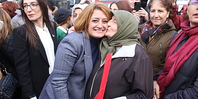 CHP'li Özge Çamcı 'dan Miting Gibi Adaylık Açıklaması