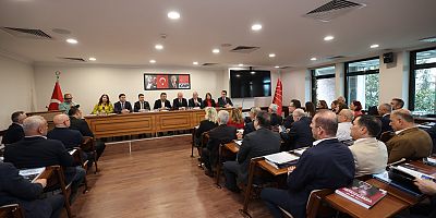 CHP'li Özgür Çelik,CHP İBB Meclis Grubunu ziyaret etti