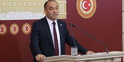 CHP’li Özgür Karabat, İçişleri Bakanı Yerlikaya’ya kırmızı bültenle aranan kaç kişiye vatandaşlık verildiğini sordu