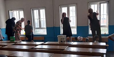 CHP'li Şahan, Vali'nin sözlerine fotoğrafla yanıt verdi: 'Velilerin temizlik yaptığı bir okuldan'
