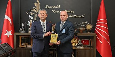 CHP’li Süleyman Tarık Balyalı’dan Ankara Çıkarması: “HESAP” Kitabını Özgür Özel’e Takdim Etti