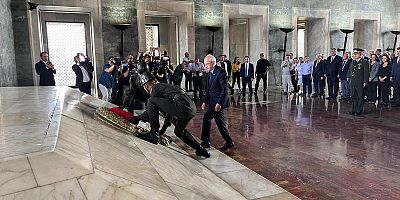 CHP LİDERİ KILIÇDAROĞLU, LOZAN BARIŞ ANTLAŞMASI’NIN 100. YILINDA, PARTİ YÖNETİMİ İLE BİRLİKTE ANITKABİR’İ ZİYARET ETTİ