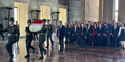 CHP lideri Özgür Özel, PM ve YDK üyeleriyle Anıtkabir'i ...